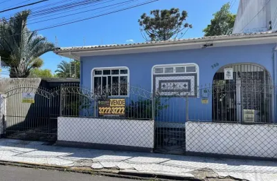 Casa à venda no bairro Estreito! Edícula com 2 pisos, 3 quartos e 2 vagas de garagem.