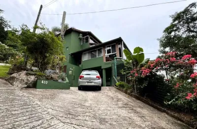 Vista mar, 699m² de terreno, 2 quartos e ótima localização - à venda na armação do pântano do sul.