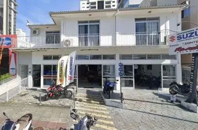 Prédio comercial para locação no bairro kobrasol! 2 pavimentos, 6 salas, 3 vagas de garagem e 5 banheiros.