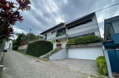 Alto padrão no bairro córrego grande, próximo a ufsc! 6 quartos, piscina privativa, hidromassagem, churrasqueira e 2 vagas de garagem - à venda