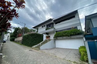 Alto Padrão no bairro Córrego Grande, próximo a UFSC! 6 quartos, piscina privativa, hidromassagem, churrasqueira e 2 vagas de garagem - À venda