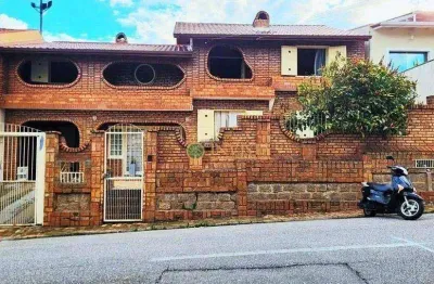À venda | 151m², 4 quartos, sala com lareira, churrasqueira e 2 vagas de garagem - coqueiros, em florianópolis.