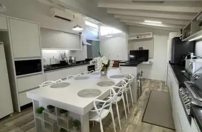 À venda em condomínio fechado na praia de ponta das canas! 2 quartos, semi mobiliado e varanda com hidromassagem.