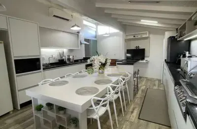 À venda em condomínio fechado na praia de ponta das canas! 2 quartos, semi mobiliado e varanda com hidromassagem.