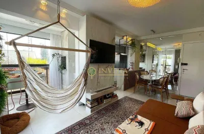 À venda na agronômica! 2 quartos, semi-mobiliado, sacada com churrasqueira e 3 vagas de garagem, próximo ao angeloni.