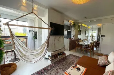 À venda na agronômica! 2 quartos, semi-mobiliado, sacada com churrasqueira e 3 vagas de garagem, próximo ao angeloni.