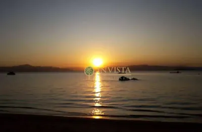 À venda | 288 m², pé na areia, frente mar, 2 quartos e 4 vagas de garagem - cacupé, em florianópolis.