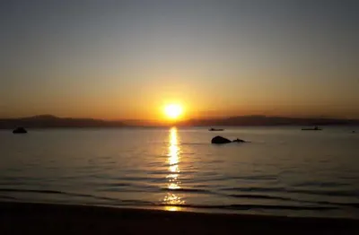 À venda | 288 m², Pé na Areia, Frente Mar, 2 quartos e 4 vagas de garagem - Cacupé, em Florianópolis.