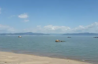 À venda | 288 m², Pé na Areia, Frente Mar, 2 quartos e 4 vagas de garagem - Cacupé, em Florianópolis.