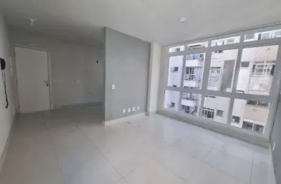 À venda no centro de florianópolis! 2 quartos, andar alto e 2 vagas de garagem.