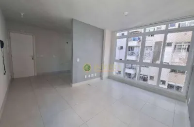 À venda no centro de florianópolis! 2 quartos, andar alto e 2 vagas de garagem.