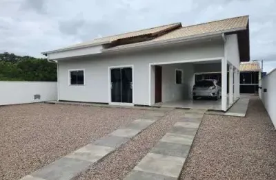 À venda em condomínio fechado na praia de fora! casa com 3 quartos, espaço gourmet e 2 vagas de garagem.