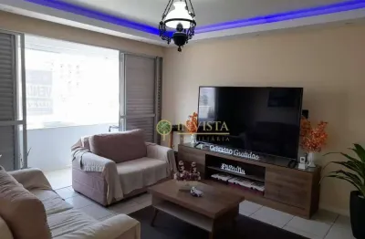 À venda na Principal Avenida do Kobrasol - 3 quartos, sacada e 1 vaga de garagem.