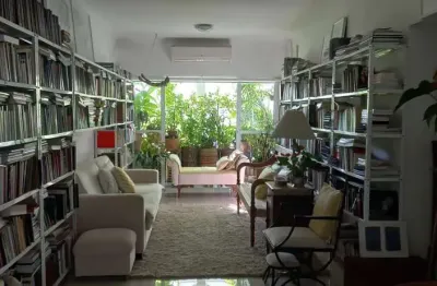 À venda no centro de florianópolis! 94 m², 3 quartos, sacada e 1 vaga de garagem.