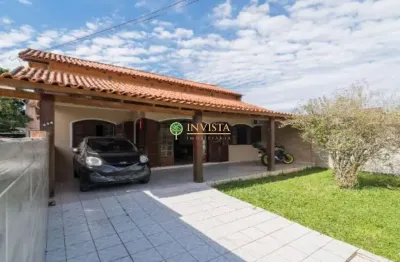 Espaço gourmet, 3 quartos e amplo terreno à venda no carianos.