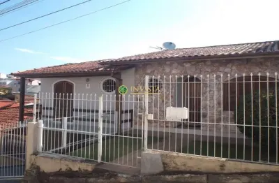 À venda em coqueiros, florianópolis! casa com 4 quartos, espaço gourmet e 2 vagas de garagem.