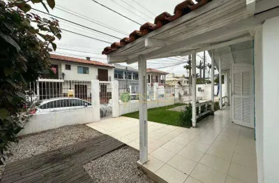 À venda na praia dos ingleses! casa com 3 quartos, varanda gourmet com churrasqueira e 2 vagas de garagem.