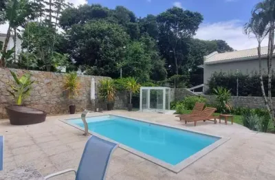 À venda em condomínio fechado! 4 quartos, piscina privativa, varanda gourmet e 360m².