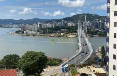 Frente mar no bairro estreito! apartamento com 4 quartos, sacada com churrasqueira e 1 vaga de garagem.