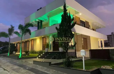 À venda no bairro Pedra Branca! Alto padrão, 3 quartos, hidromassagem, piscina e 2 vagas de garagem.