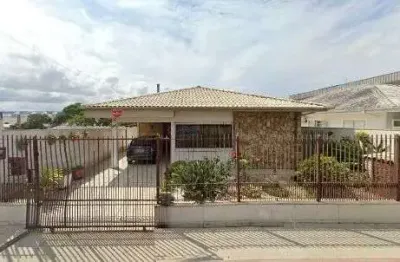 À venda | Casa com 187m², churrasqueira, 3 quartos e 2 vagas de garagem - Ipiranga, São José.