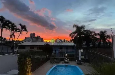 À venda | casa com 5 quartos, 272m², piscina, vista mar e 4 vagas de garagem - coqueiros, florianópolis.