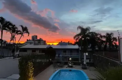 À venda | Casa com 5 quartos, 272m², Piscina, Vista Mar e 4 vagas de garagem - Coqueiros, Florianópolis.