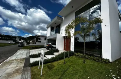 À venda | Villa Ratones, 320 m², 3 suítes, piscina privativa e 2 vagas de garagem.
