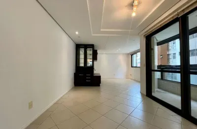 À venda | próximo ao beiramar shopping, 110 m², mobiliado, 3 quartos, sacada com churrasqueira e 2 vagas de garagem - centro, em florianópolis.