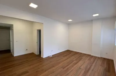 À venda | Sala comercial com 42m² e 1 vaga de garagem - Centro, Florianópolis.