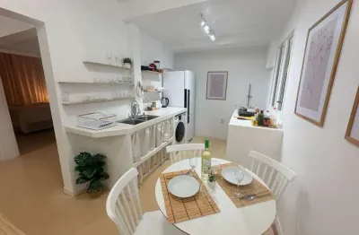 À venda | reformado e mobiliado, 2 quartos e localização privilegiada - centro, em florianópolis.