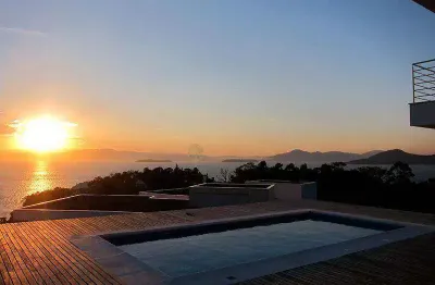 À venda | 461 m², condomínio fechado, vista livre para o mar e pôr do sol, 4 quartos (todos suítes) e 5 vagas de garagem - cacupé, em florianópolis.
