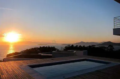 À venda | 461 m², Condomínio fechado, vista livre para o Mar e Pôr do Sol, 4 quartos (todos suítes) e 5 vagas de garagem - Cacupé, em Florianópolis.