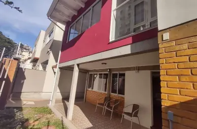 À venda | 362 m², 4 quartos (2 suítes), 2 vagas de garagem – Próximo ao McDonald's na Agronômica, Florianópolis