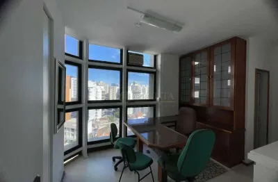 À venda | sala comercial de 32 m², andar alto, vista livre e localização estratégica próximo ao angeloni da av. rio branco – centro, florianópolis.
