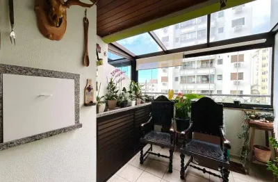 À venda | 3 quartos, 125 m², sacada com churrasqueira, sol da manhã e 2 vagas de garagem – Coqueiros, na charmosa rota gastronômica de Florianópolis