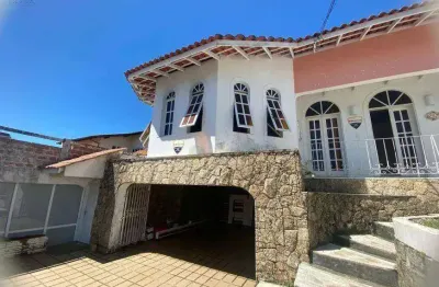 À venda | 419 m², 3 quartos, varanda e 3 vagas de garagem - agronômica, em florianópolis.