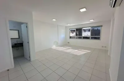 À venda | sala comercial com 38 m² e 1 vaga de garagem - estreito, em florianópolis.