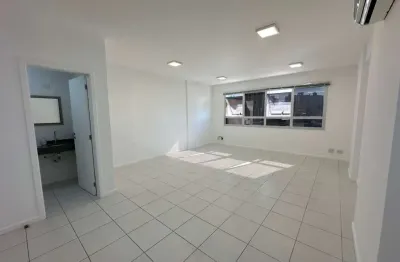 À venda | sala comercial com 38 m² e 1 vaga de garagem - estreito, em florianópolis.