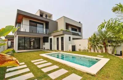 À venda | 237 m², 3 suítes, piscina privativa, churrasqueira, 3 vagas - próximo à marina phillipi e porto da costa, na lagoa da conceição.