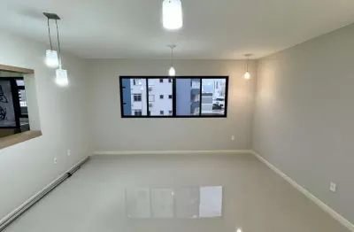 Apartamento semi mobiliado com 2 quartos à venda no bairro Estreito, em Florianópolis/SC.