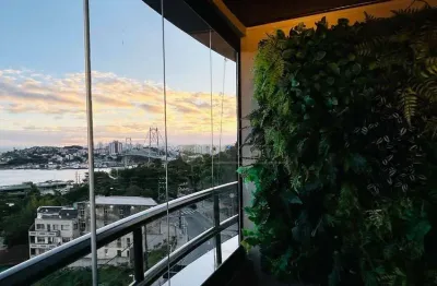 À venda | 142 m², vista mar, mobiliado, 3 quartos e 2 vagas – Próximo ao Top Market e ao Parque da Luz, no Centro de Florianópolis.