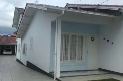 À venda | 130 m², 3 quartos, Vista Mar e 4 vagas de garagem - Barreiros, São José.
