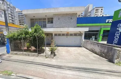 À venda | casa comercial com 450 m² e 4 vagas de garagem - avenida mauro ramos, centro de florianópolis.