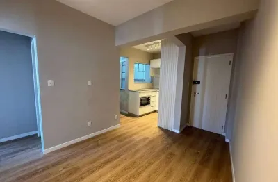 À venda | 47 m², mobiliado, 2 quartos, vista mar e andar alto - centro, próximo ao top market.