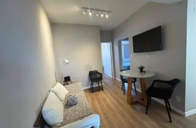 À venda | 47 m², mobiliado, 2 quartos, vista mar e andar alto - centro, próximo ao top market.