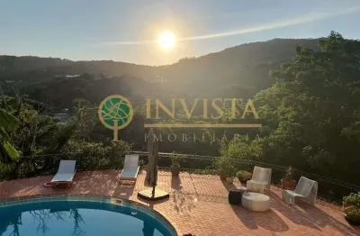À venda | 909 m², 4 suítes, piscina privativa, área gourmet com churrasqueira e 5 vagas - córrego grande, florianópolis.