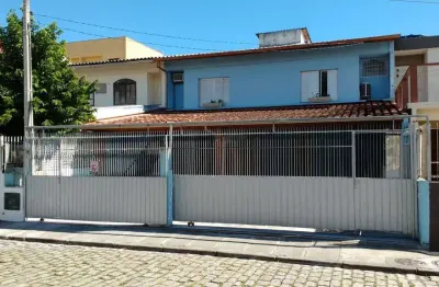 Locação | casa com 103 m², 3 quartos e 3 vagas - trindade, em florianópolis.