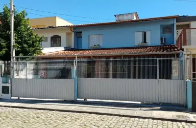 Locação | casa com 103 m², 3 quartos e 3 vagas - trindade, em florianópolis.