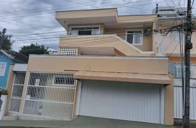 À venda | 220 m², vista mar, 2 pavimentos, 6 quartos e 2 vagas - estreito, em florianópolis.